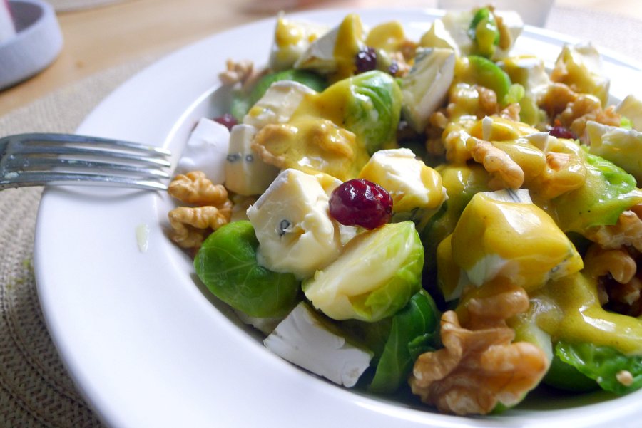 spruitjes salade met blauwe kaas en cranberry's Warme spruitjes salade met cranberry's en blauwe kaas