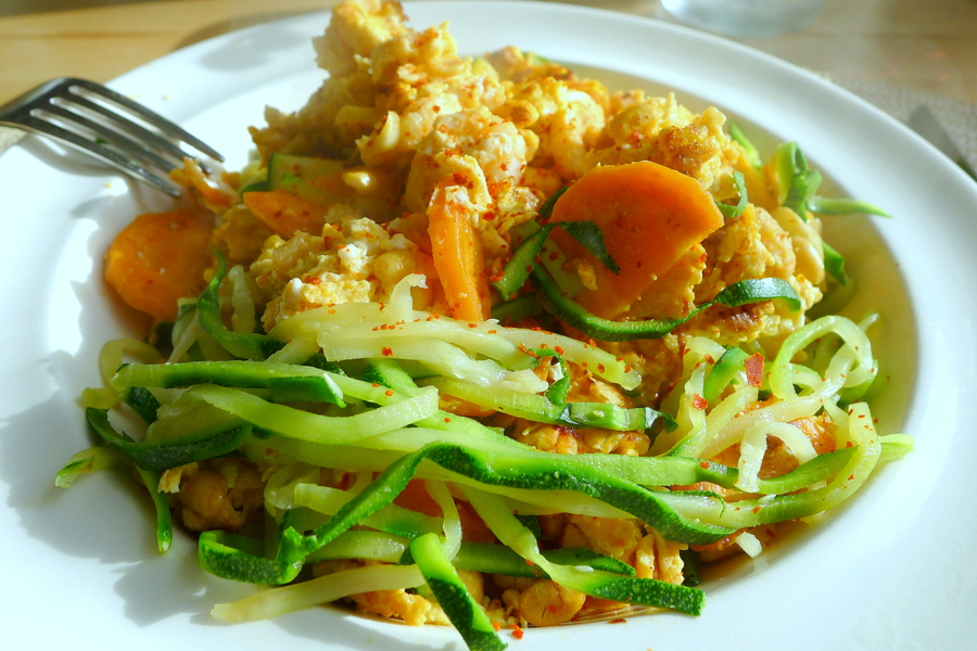 courgetti mie met garnalen en roerei courgetti mie op zijn chinees met roerei en garnalen