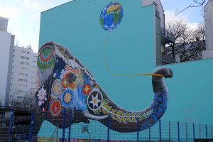 Streetart in Berlijn: Indische olifant in de wijk Kreuzberg Streetart in Kreuzberg in Berlijn van een kleurrijke Indische olifant