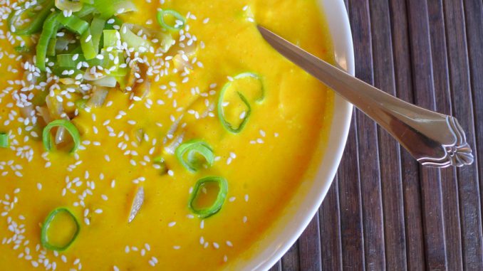 Thaise pompoensoep Thaise pompoensoep met kokosmelk en bosui