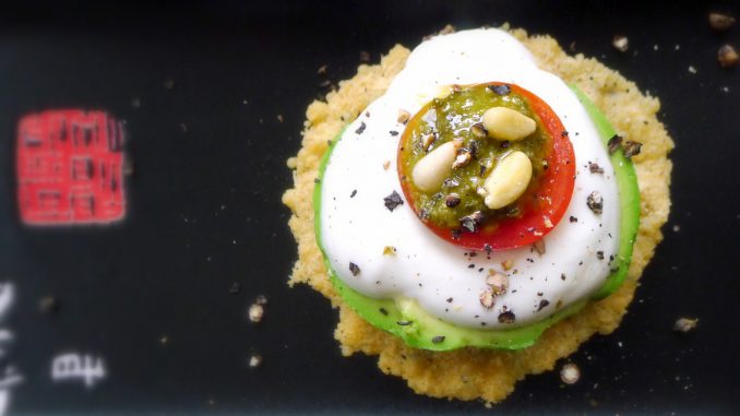 Kaaskletskop met avocado kaaskletskop met avocado zure room tomaat en pesto
