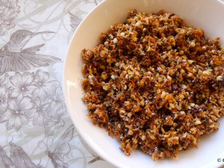 keto granola in een kommetje