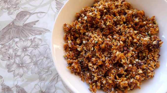 Keto granola keto granola in een kommetje