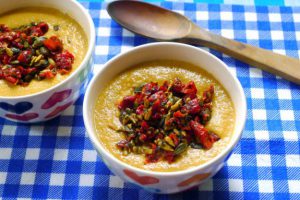 Linzensoep met tomatencrunch