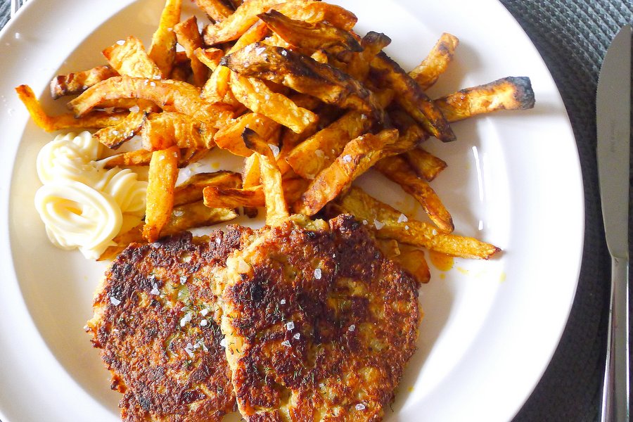 fish and chips zalmburgers met koolhydraatarme knolselderij friet