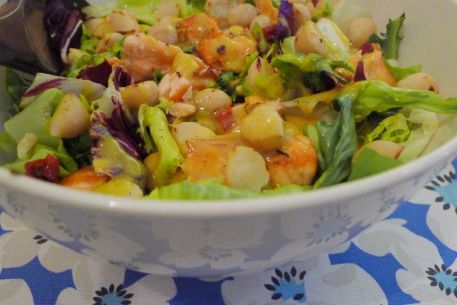zalmsalade met macadamia noten zalmsalade met macadamia noten en zongedroogde tomaatjes