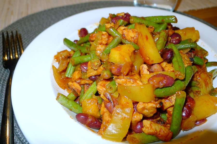 Bonenschotel met tempeh en mango