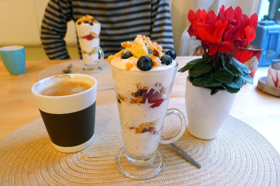 Kwarktaart in een glas met koolhydraatarme crumble