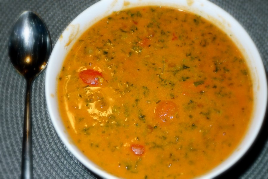 tomatensoep met boerenkool en tahini Tomatensoep met boerenkool en tahini
