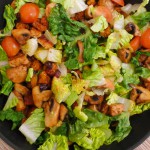 warme romaine salade met tempeh champignons en tomaten