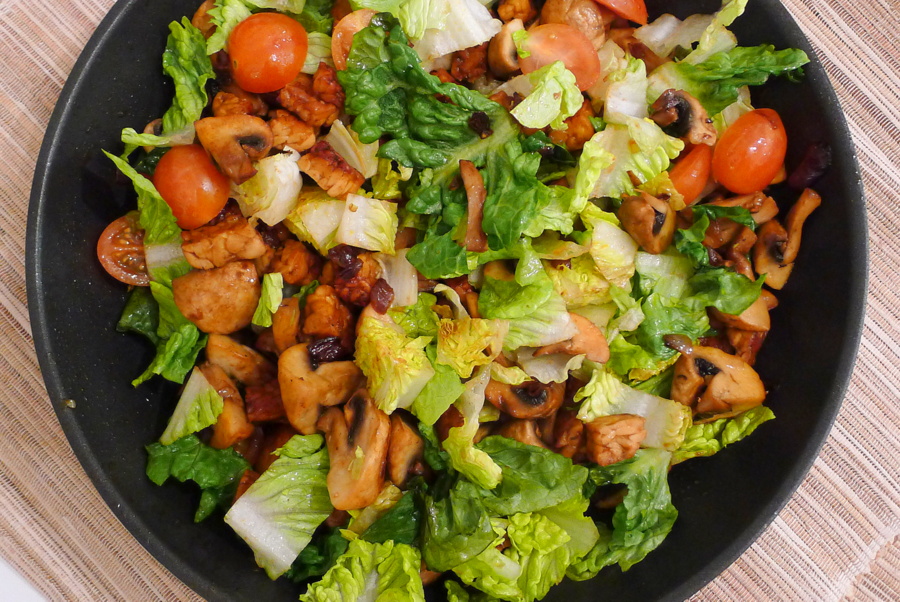 warme romaine salade met tempeh champignons en tomaten