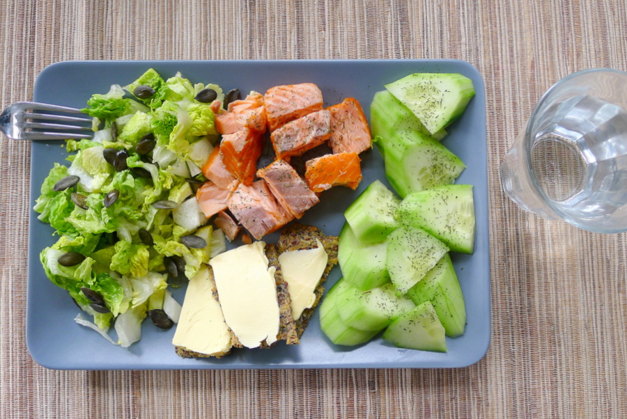 restjes lunch van romaine sla met zalm en komkommer