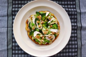 koolhydraatarme franse pizza met camembert broccoli en walnoten