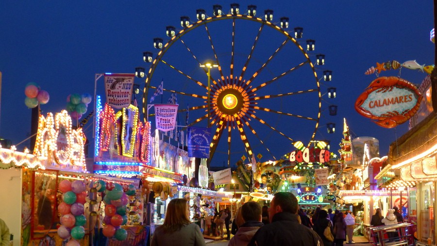 Osterwiese Bremen met het reuzenrad in de avond