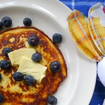 pannenkoekjes van hüttenkäse met boter en bosbessen voor het paasontbijt