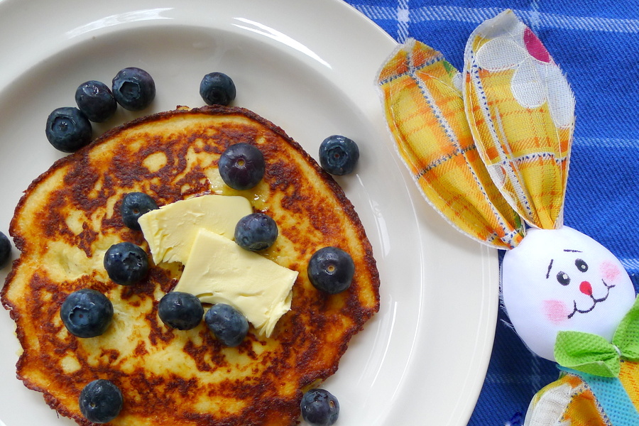 pannenkoekjes van hüttenkäse met boter en bosbessen voor het paasontbijt