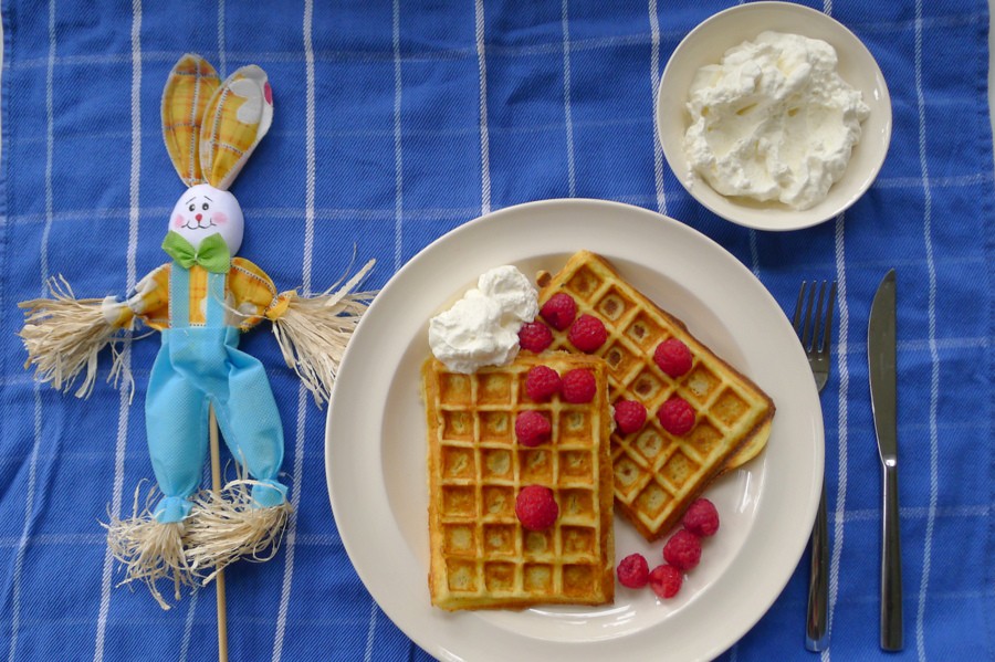 koolhydraatarme wafels met slagroom en frambozen voor de paalbrunch