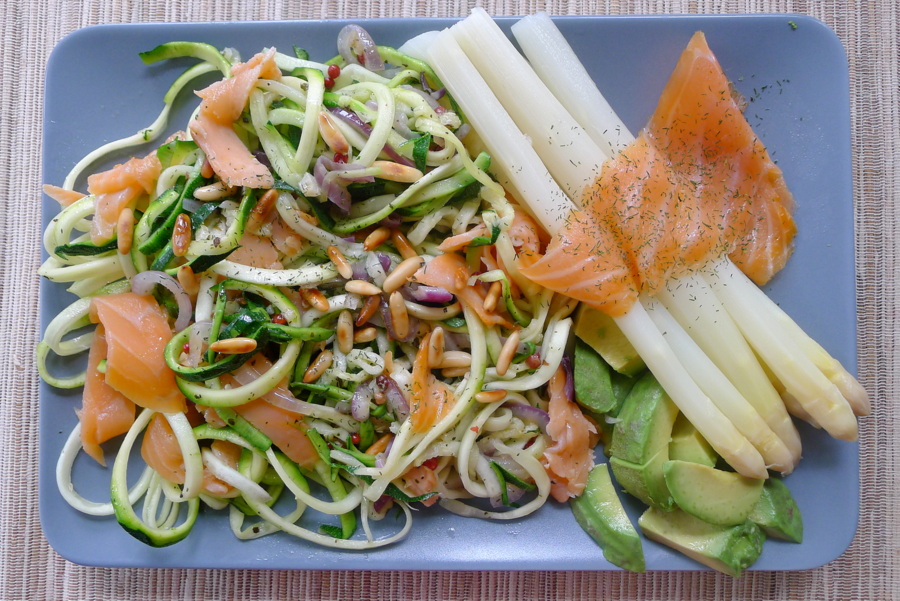 Courgetti met asperges en gerookte zalm