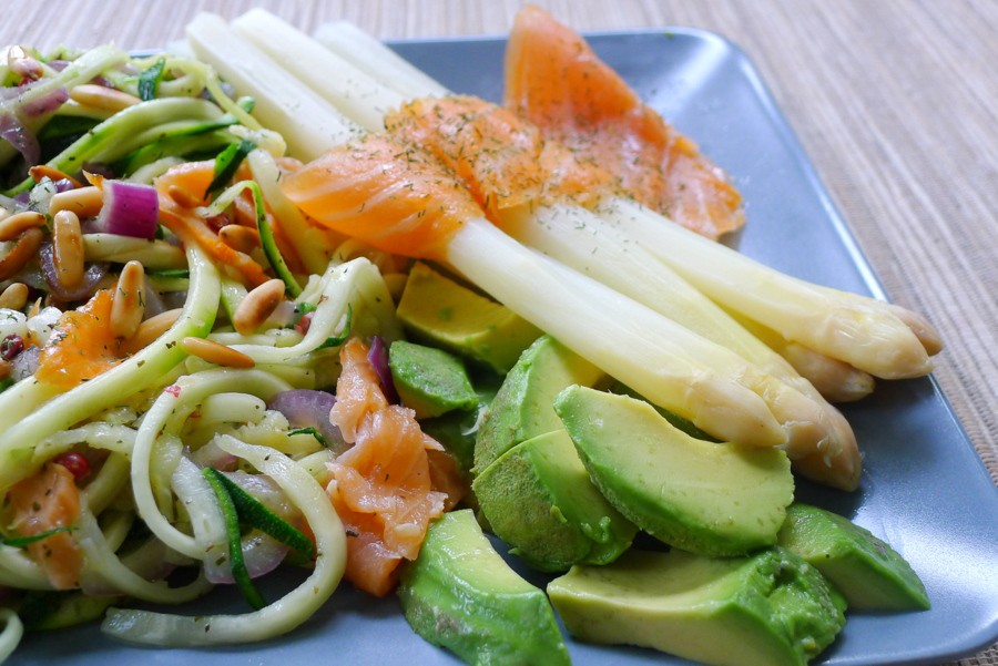 courgetti met asperges en gerookte zalm