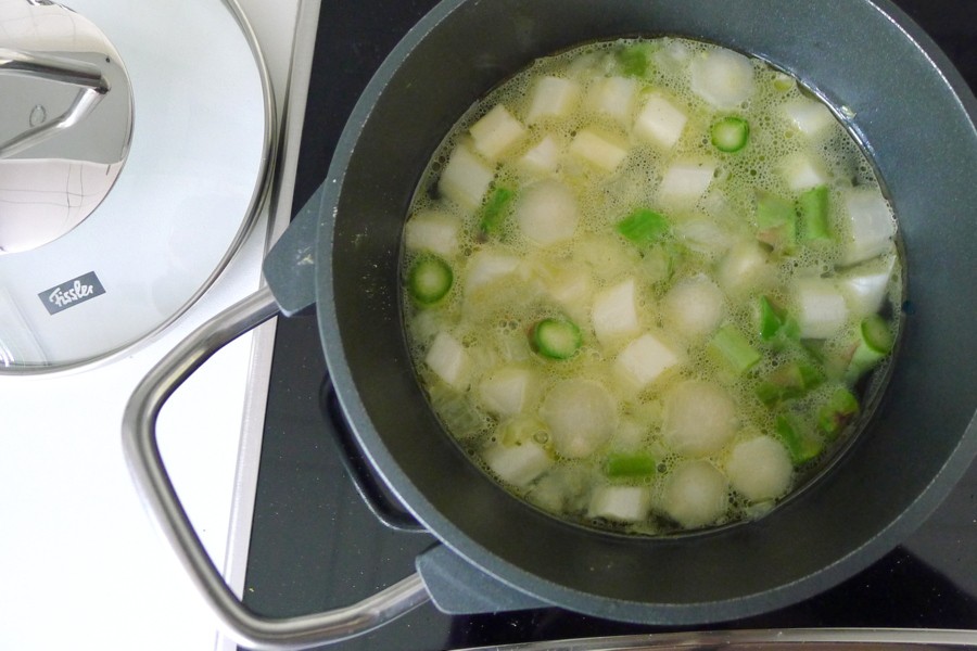 groene en witte asperges in de pan