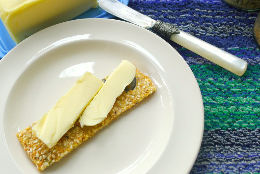 zelfgebakken koolhydraatarme crackers met boter