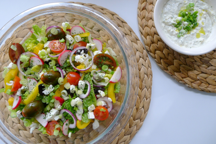 Griekse maaltijdsalade met feta anijs dressing