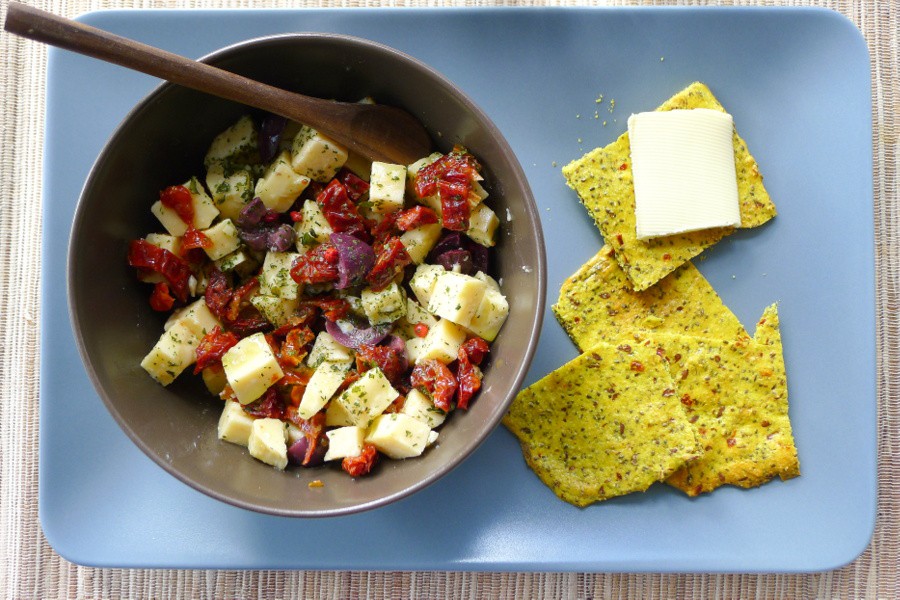 kaassalade met zelfgebakken koolhydraatarme crackers