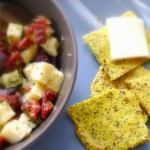 kaassalade met zelfgebakken koolhydraatarme crackers