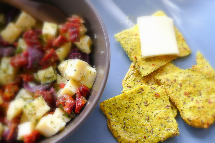 kaassalade met zelfgebakken koolhydraatarme crackers