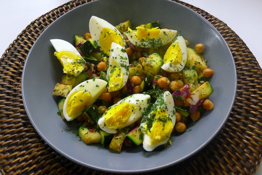 Egyptische ful medames met kikkererwten en eieren