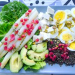 beluga linzen salade met asperges avocado en gekookt ei