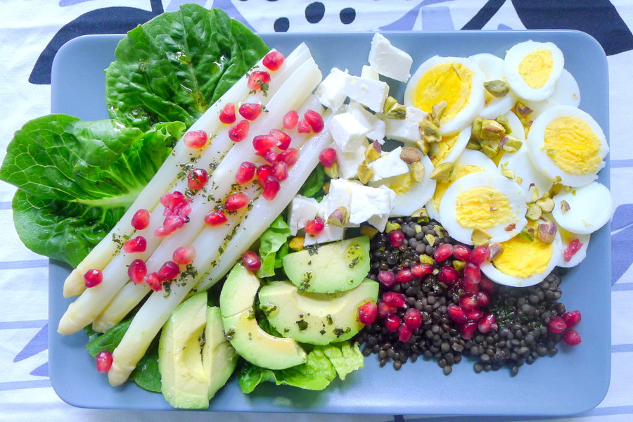 beluga linzen salade met asperges avocado en gekookt ei