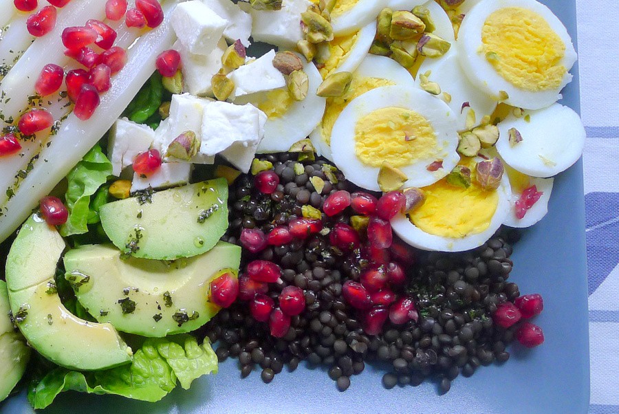 linzen salade met asperges ei en granaatappelpitjes