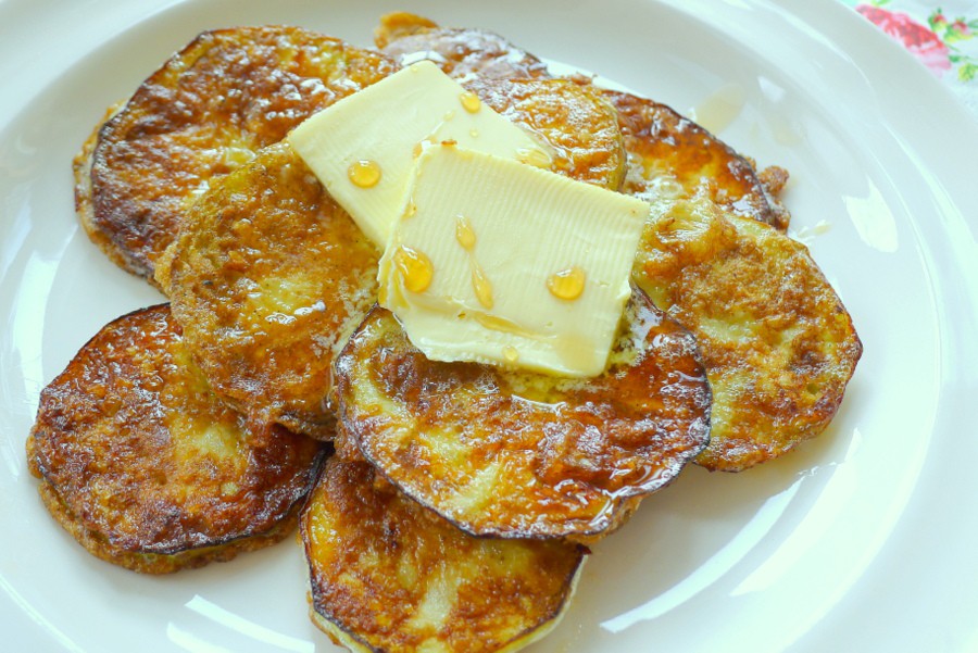 koolhydraatarme poffertjes van aubergine met een klont roomboter