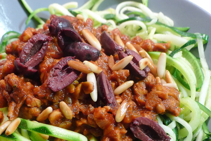 veganistische courgetti met saus van tempeh