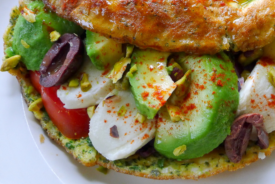 omelet avocado mozzarella tomaat