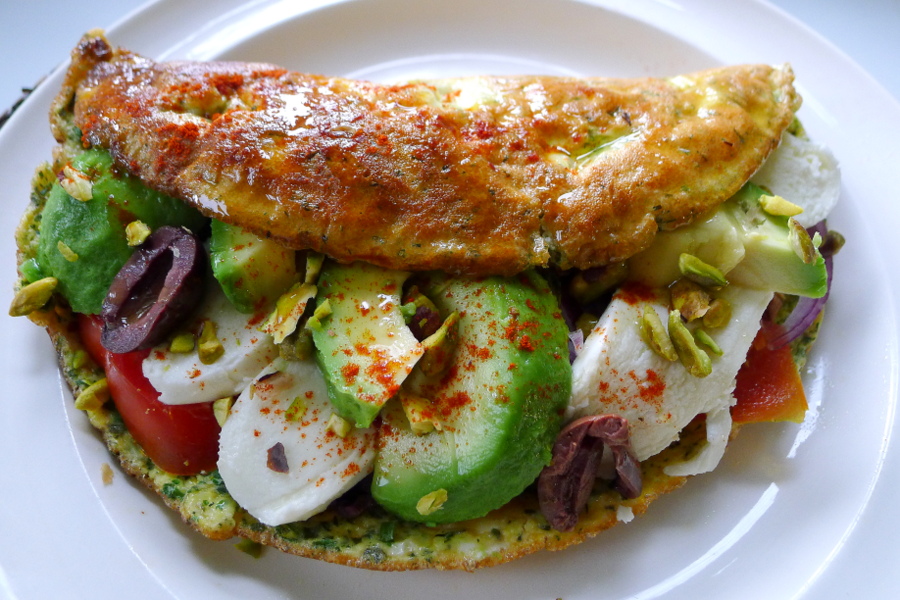 omelet California met avocado en mozzarella