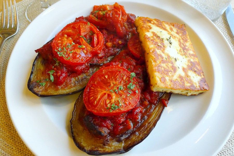 pittig gevulde aubergines met tomatensaus en grillkaas