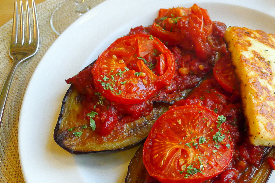 Pittig gevulde aubergines