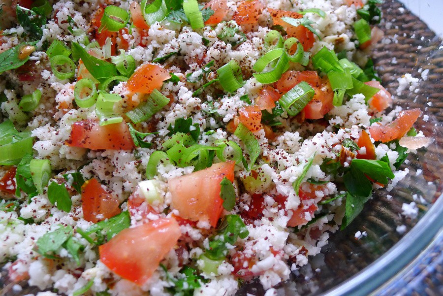 koolhydraatarme tabouleh salade van bloemkool met sumak en zaatar