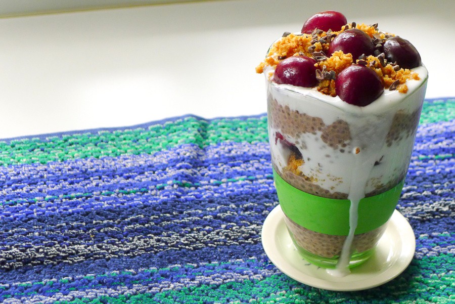 Schwarzwalder Kirsch chia pudding met amandelkruim