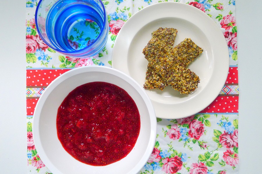 chia aardbeien jam met koolhydraatarme crackers