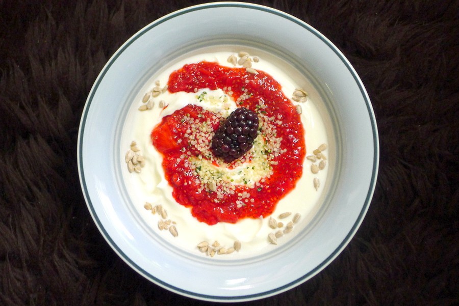 Yoghurt ontbijt met chia jam van aardbeien