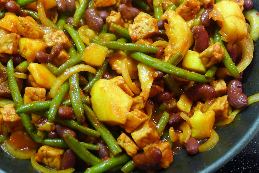 tempeh bonenschotel met sperziebonen en mango