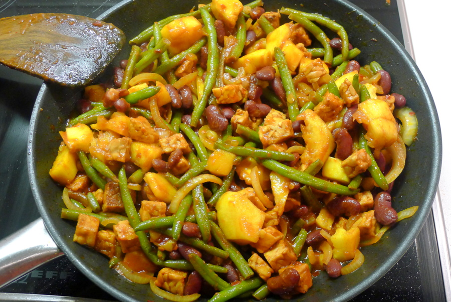 Tempeh bonenschotel met sperziebonen en mango