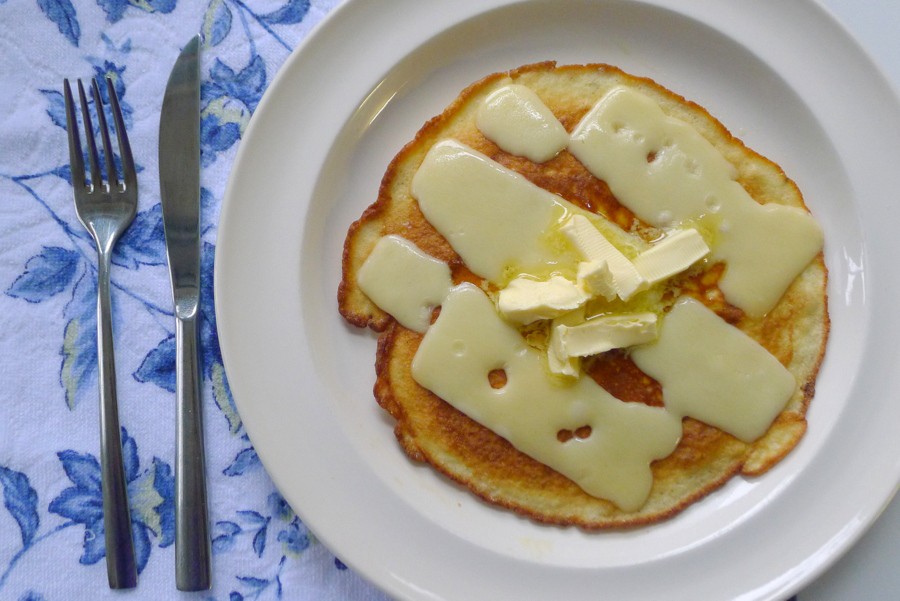 koolhydraatarme pannenkoek met roomkaas belegd met plakken kaas