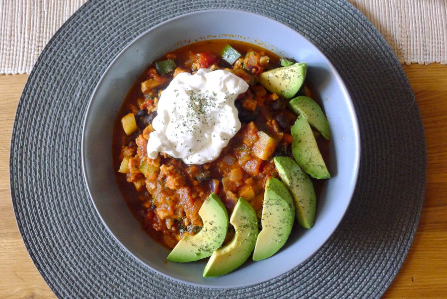 chili sin carne avocado