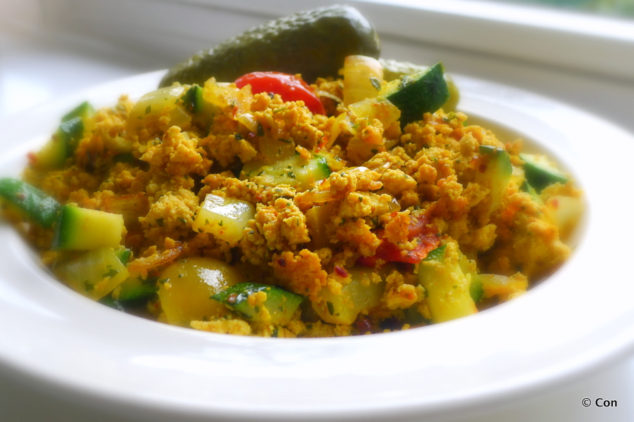 Tofu roerei met courgette en tomaat