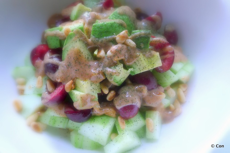 komkommersalade met kersen en avocado