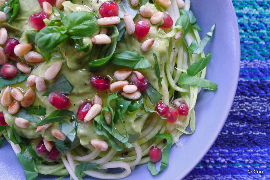 Courgetti salade met mango avocado saus